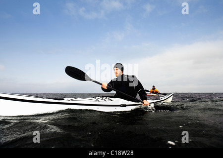 2 kayakistes sur voir Banque D'Images