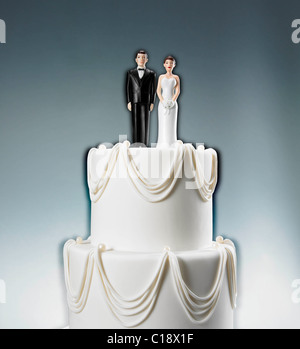 Skip to € Caplan©2011 35 31 ouest. rm. 1001 New York, NY 10001 212.463.0541 gâteau de mariage avec Bride and Groom Standing together. Banque D'Images