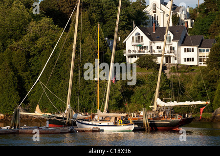 Les goélettes amarré à Rockport, Maine Harbour Banque D'Images