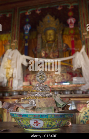 Les offrandes à Gompa de Spituk, près de Leh (Ladakh), Jammu-et-Cachemire, l'Inde Banque D'Images