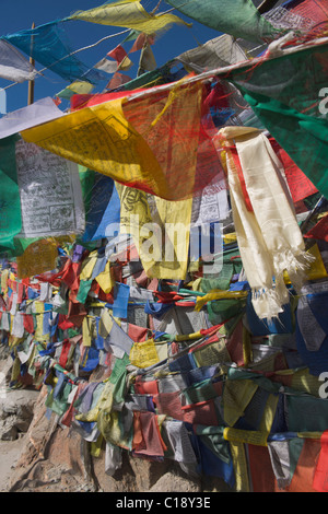 Les drapeaux de prières bouddhistes au Gompa de Spituk, près de Leh (Ladakh), Jammu-et-Cachemire, l'Inde Banque D'Images