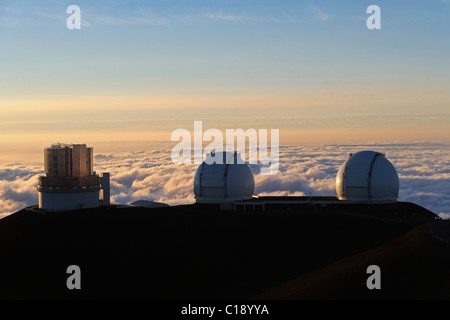 Le télescope Subaru de dômes et les deux télescopes Keck près du sommet du volcan éteint Mauna Kea, Hawaii, USA Banque D'Images