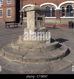 Croix du marché où prédicateur méthodiste John Wesley a prêché et est né à Epworth que fut Charles Wesley Isle d'Axholme Lincolnshire du Nord En Banque D'Images