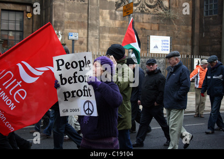 Les protestataires contre les coupes gouvernementales mars à Liverpool le 11 décembre 2010 Banque D'Images