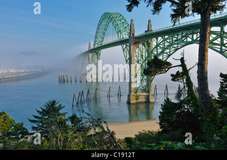 Yaquina Bay Bridge, vieux pont en acier, la vue, Newport, Lincoln County, Oregon USA Banque D'Images