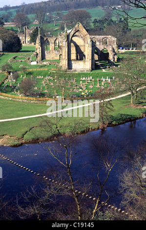 De haut en bas sur les ruines de l'abbaye de Bolton avec River Wharfe stepping stones la fin de l'hiver début du printemps Wharfedale North Yorkshire England UK Banque D'Images