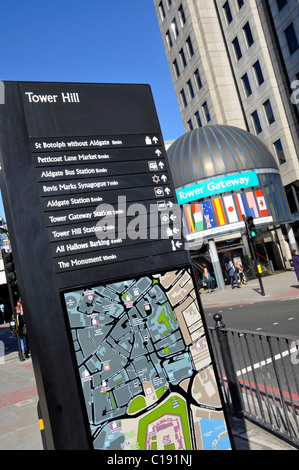 Londres lisible à côté de la rue d'orientation Tower Gateway DLR entrée station Banque D'Images