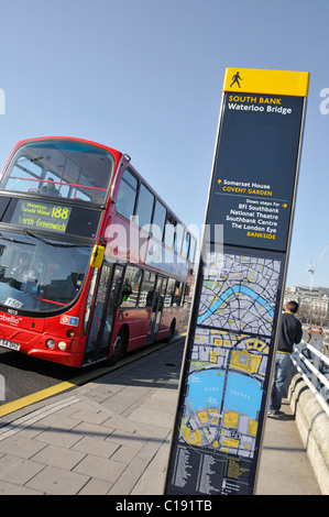 London Street Sign orientation lisible sur Waterloo Bridge au-dessus de la Tamise et le complexe Southbank Angleterre UK Banque D'Images