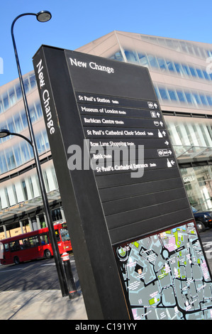 London street sign post information sur panneau routier nouveau changement dans la ville de Londres les piétons et moderne site England UK Banque D'Images