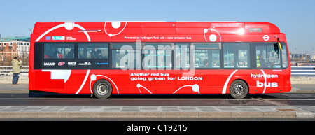 Rouge écologique technologie de pile à hydrogène bus zéro émission En transports en commun pour Londres, prenez la route RV1 sur le pont de Waterloo Angleterre Royaume-Uni Banque D'Images