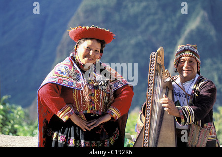 Pérou, département de Cuzco, chanteur vêtu d'un costume traditionnel près de Machu-Pichu Banque D'Images