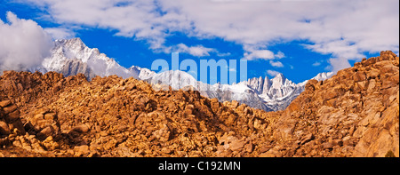 Aube lumière sur le Mont Whitney de l'Alabama Hills, Sequoia National Park, Californie, USA Banque D'Images