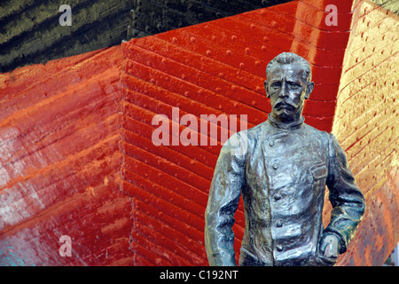 Statue en bronze de Roald Amundsen en face d'expédition polaire Fram, navire Musée, Frammuseet, Bygdoy, Oslo, Norvège, Europe Banque D'Images