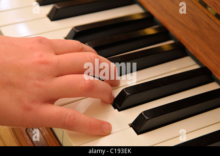 Fille jouant du piano, close-up de la main et des clés Banque D'Images