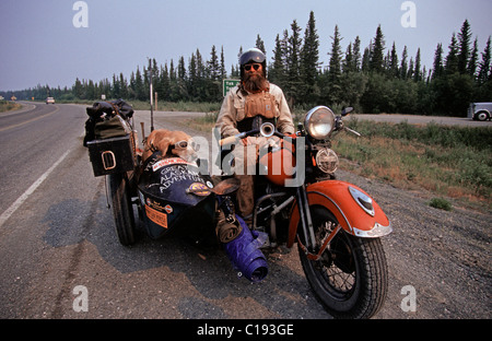 L'homme et le chien sur une moto, les voyageurs sur la route de l'Alaska, Amérique du Nord Banque D'Images