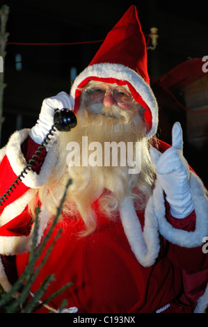 Santa Claus de parler sur un téléphone, parade de Noël, Zuerich, Suisse, Europe Banque D'Images