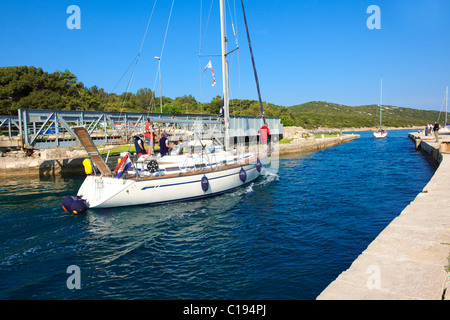 Canal mer à Osor, divisant l'île de Cres et de Losinj, Croatie Banque D'Images