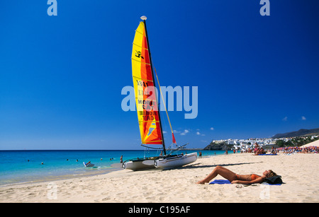 Catamaran sur la plage de Jandia, Fuerteventura, Canary Islands, Spain, Europe Banque D'Images