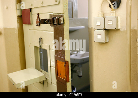 Porte de la cellule avec passe, ancienne prison de l'état des services de sécurité de la DDR dans Lindenstrasse, connu comme le 'Linden Hotel' Banque D'Images