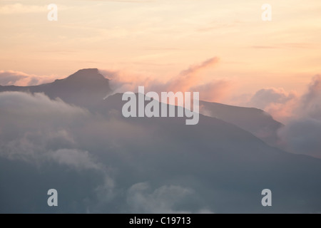 Crib Goch entourée de nuages bas niveau. Vue du sommet de la MOEL Siabod. Banque D'Images