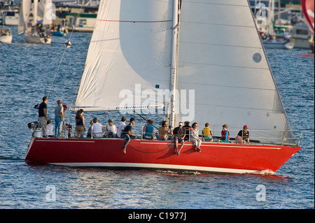 Bateau rempli de gens pendant la course de canards Dodge Voilier sur le lac Union, Seattle, Washington, USA Banque D'Images