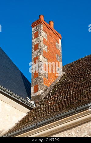 Ancienne cheminée en brique et en pierre et des toits - France. Banque D'Images