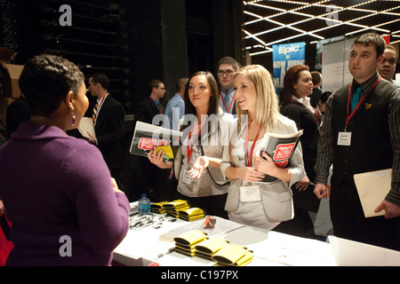 Recherche d'emploi participer à un salon de l'emploi tenue au Madison Square Garden à New York Banque D'Images