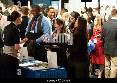 Recherche d'emploi participer à un salon de l'emploi tenue au Madison Square Garden à New York Banque D'Images