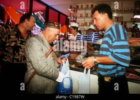 Appétissant russe store sur la plage de Brighton à Brighton Beach Avenue, Brooklyn en 1989. (© Frances M. Roberts) Banque D'Images