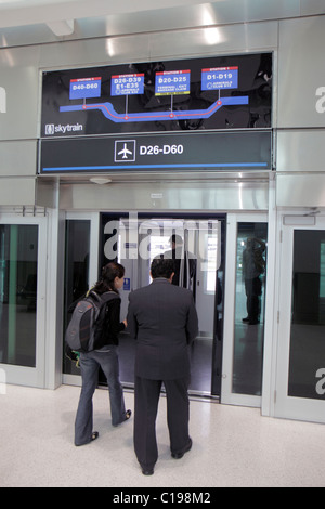 Miami Florida International Airport MIA,aviation,terminal,D Skytrain,gare,transport,porte d'accès,homme hommes,femme femmes,passager Banque D'Images