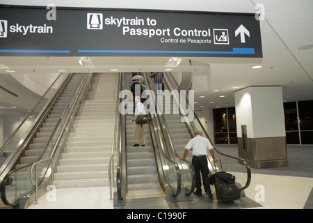 Miami Florida International Airport MIA,aviation,terminal,escaliers,escalier,monter,Skytrain,contrôle de passeport,vol international,bilingue,anglais, Banque D'Images