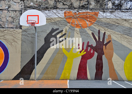 Peinture murale encourageant des jeux de ballon, l'école dans Harlem, Manhattan, New York City, USA, Amérique du Nord Banque D'Images