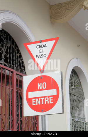 Panama,Latin,Amérique Centrale,Panama City,Casco Viejo,San Felipe,quartier historique,trafic,route,signalisation,logo,langue espagnole,bilingue,rendement,ceda el Banque D'Images