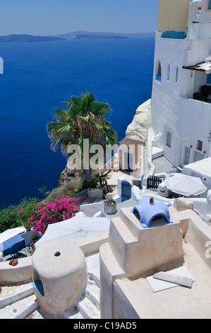 Vue sur une terrasse bien exposée et de la ville de Thira, Fira, à l'architecture typique des Cyclades, Santorini, Cyclades, Grèce, Europe Banque D'Images