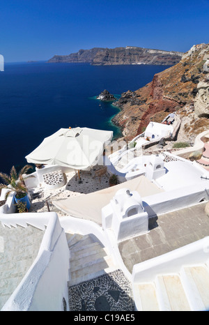 Vue sur une terrasse bien exposée et de la ville de Thira, Fira, sur un bord du cratère à l'architecture typique des Cyclades, Santorini, Cyclades Banque D'Images