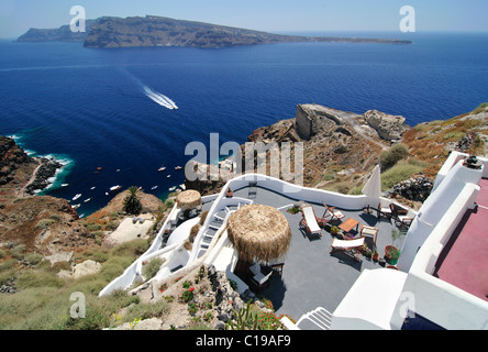 Vue sur une terrasse bien exposée et de la ville d'Oia, Ia, sur un bord du cratère avec un style architectural typique des Cyclades, Santorin Banque D'Images