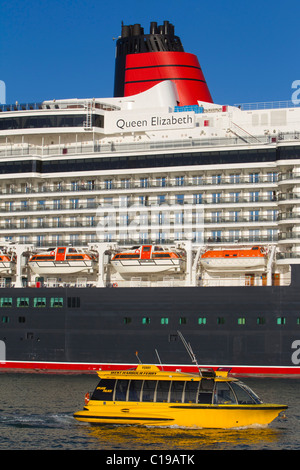 Un ferry local passe le bateau 90 900 tonnes de Queen Elizabeth accostera au Quai des Princes pour son premier rendez-vous Banque D'Images