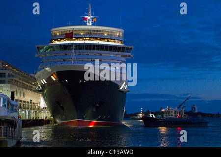 Le bateau 90 900 tonnes de Queen Elizabeth arrive sur sa première visite avant l'aube Banque D'Images