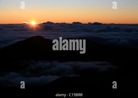 Lever du soleil depuis le sommet du volcan Haleakala, le Parc National de Haleakala, l'île de Maui, Hawaii, USA Banque D'Images