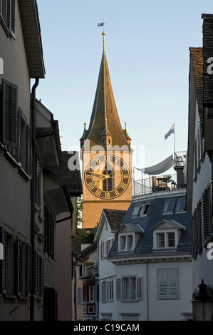 Centre historique de Zurich, en face de l'église Saint Pierre dont l'horloge de la tour est le plus élevé de toute l'Europe à 8,7M$, Zurich Banque D'Images