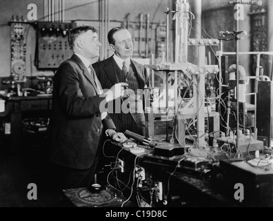 Photo d'époque du chimiste et physicien américain Irving Langmuir (1881 - 1957) et de l'inventeur italien Guglielmo Marconi (1874 - 1937). Langmuir a remporté le prix Nobel de chimie en 1932 et Marconi a gagné le prix Nobel de physique en 1909. Banque D'Images