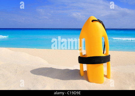 Bouée de sauvetage Baywatch jaune sur la plage tropicale de la mer des Caraïbes Banque D'Images