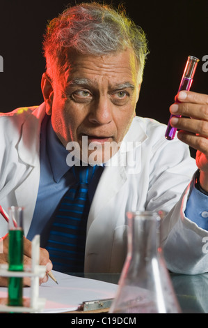 Scientist doing expérience scientifique dans un laboratoire Banque D'Images