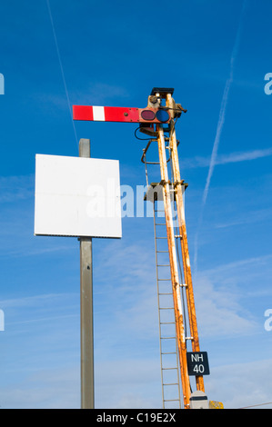 Signal sémaphore de fer en position de danger ou d'arrêt Banque D'Images