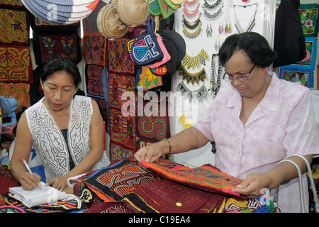 Panama Panama Panama City,Viejo,Ruinas Panama la Vieja,magasin,magasins,entreprises,quartier,artisanat,Kuna Indian,mola,shopping shopping shopping boutiques marché buyi Banque D'Images