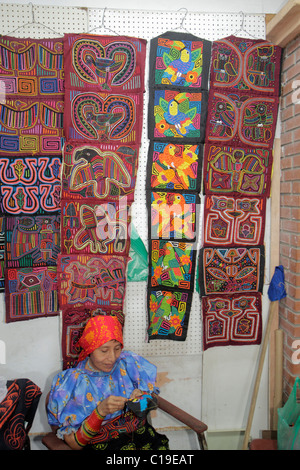 Panama Panama ville,Viejo,Ruinas Panama la Vieja,marché,vendeurs,stall stands stand marché achat vente,artisanat,Kuna Indian,mola,shopping s Banque D'Images