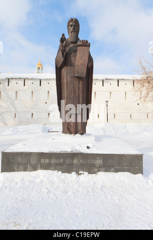 Le monument majestueux Sergius de Radonezh les murs de la Sainte Trinité-Serge Lavra Banque D'Images