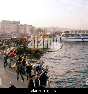 Et le terminal de ferry à quai à Eminönü à Istanbul en Turquie. Banque D'Images