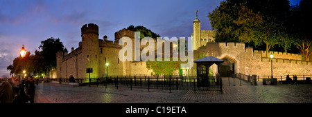 LONDRES, Royaume-Uni - 10 OCTOBRE 2009 : vue panoramique de la Tour de Londres la nuit Banque D'Images
