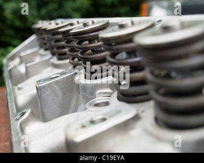 Culasse à partir d'un V8 Land Rover Discovery engine. Close up l'accent sur l'un ressort de soupape shallow DOF Banque D'Images